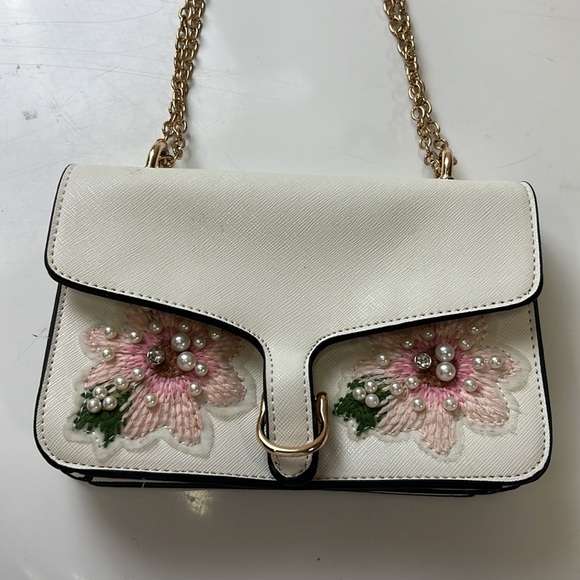 White shoulder bag with chain and embroidered pink flowers and pearls A13-2 - Picture 2 of 6